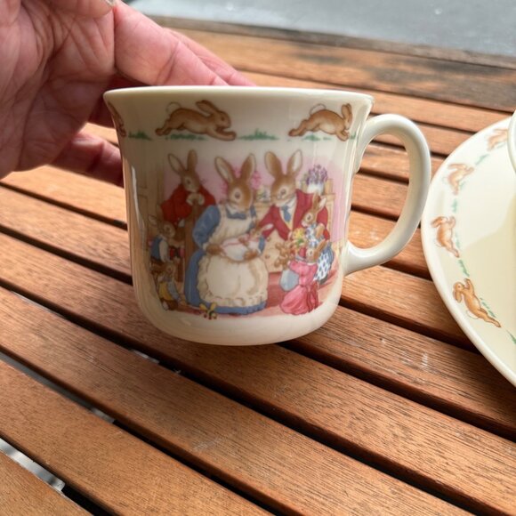 Royal Doulton Bunnykins Vintabe Baby Set - Plate Bowl & Mug - "New Arrival" Rabb - Picture 5 of 8